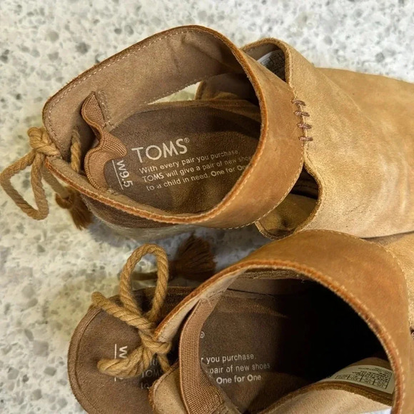 Toms Seville Tan leather and suede Sandals size 9 1/2 with 3 inch heels - Picture 3 of 7